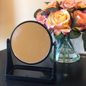 Mini Make Up close up and normal mirror